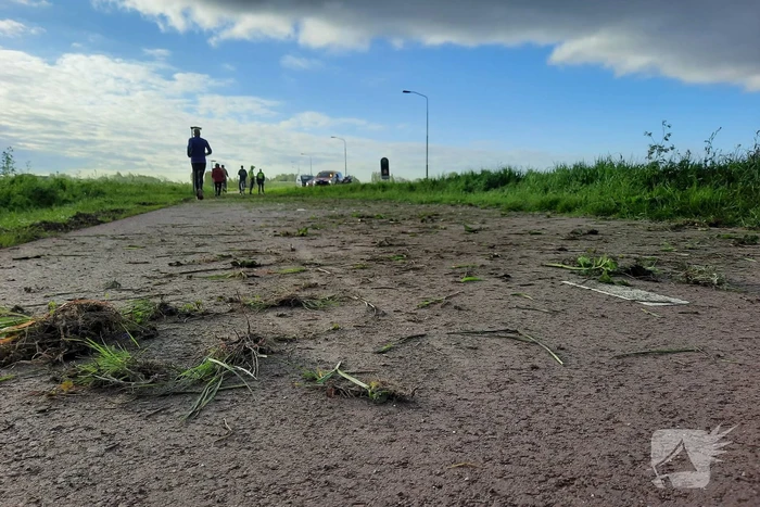 Auto raakt van de weg en vliegt over sloot