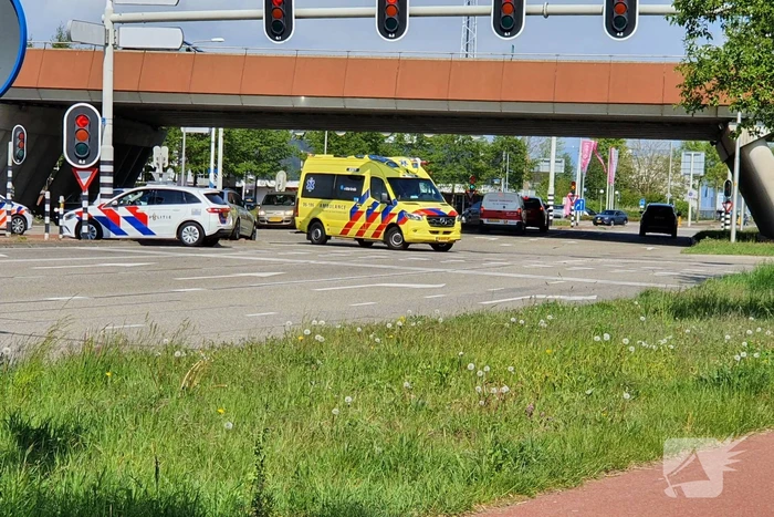Personenauto's botsen op kruising