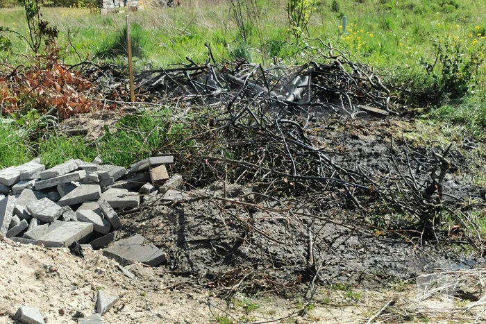 Brandweer blust afvalbrand op buitenplaats