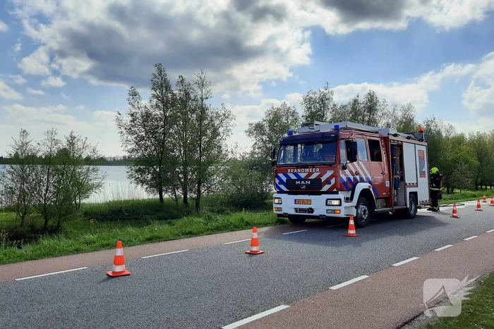Stuk gras vlam gevat naast autoweg