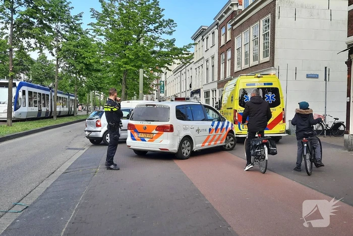 Twee personenauto's botsen op elkaar