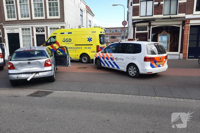 Twee personenauto's botsen op elkaar