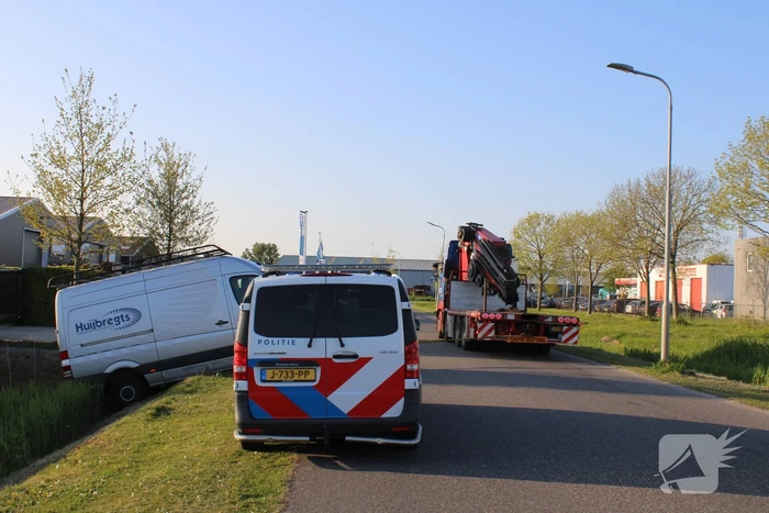 Bestelbus in de sloot, bestuurder aangehouden