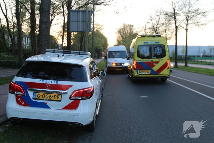 Fietser botst op boom en raakt gewond