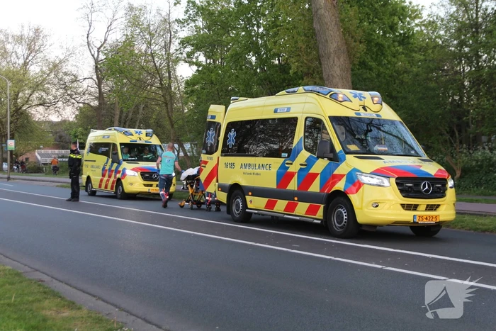 Fietser botst op boom en raakt gewond