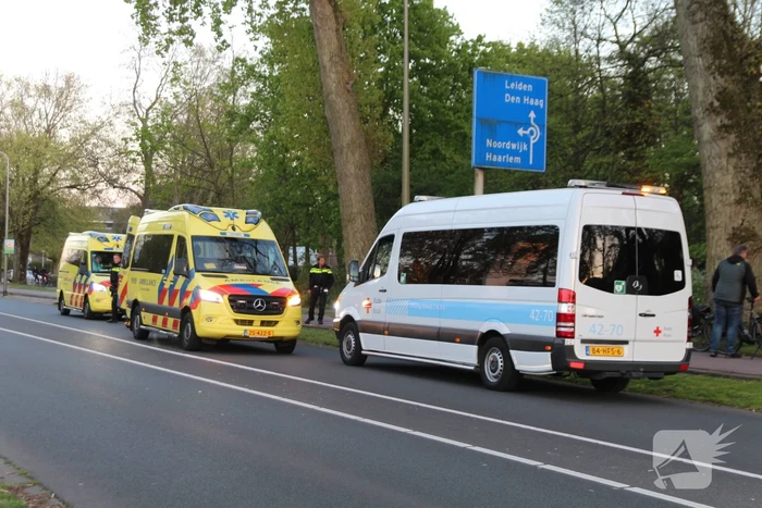 Fietser botst op boom en raakt gewond