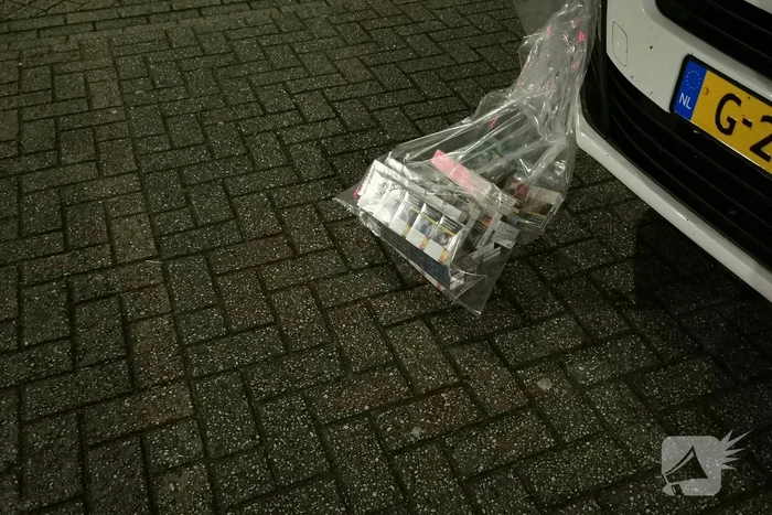 Bestelbus met buitenlanders van de weg gehaald