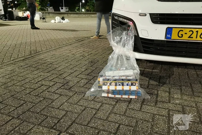 Bestelbus met buitenlanders van de weg gehaald