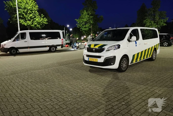 Bestelbus met buitenlanders van de weg gehaald