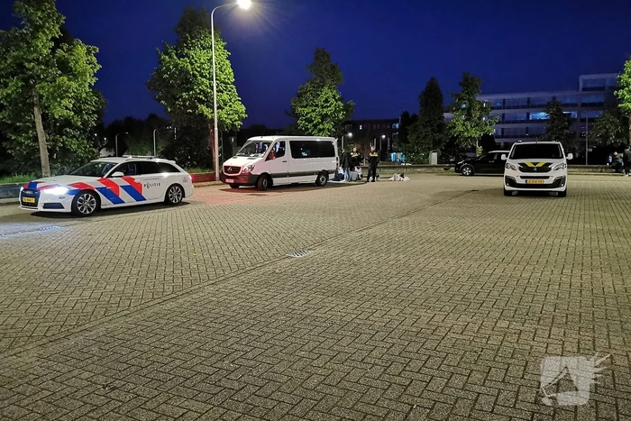 Bestelbus met buitenlanders van de weg gehaald