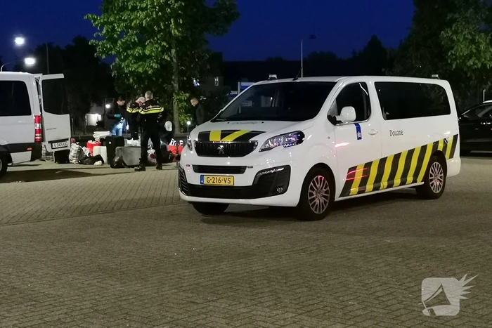 Bestelbus met buitenlanders van de weg gehaald