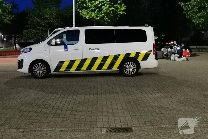Bestelbus met buitenlanders van de weg gehaald