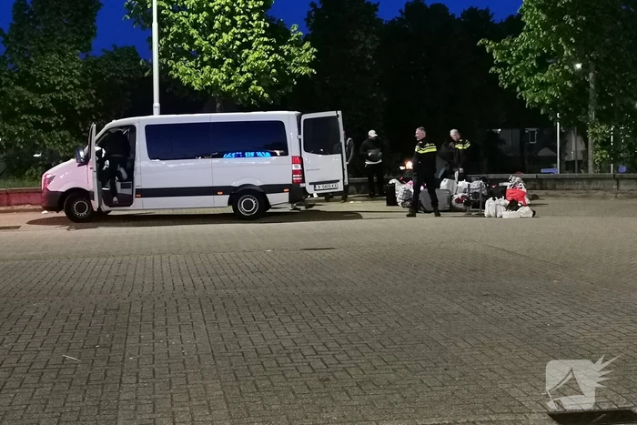 Bestelbus met buitenlanders van de weg gehaald