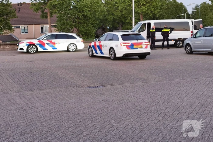 Bestelbus met buitenlanders van de weg gehaald