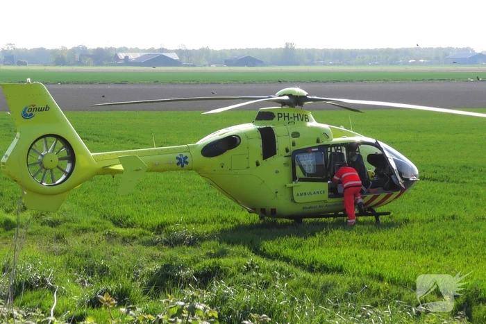Traumahelikopter landt in weiland