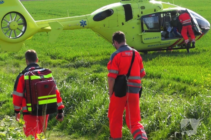 Traumahelikopter landt in weiland