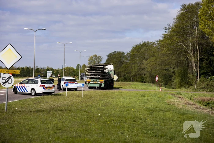 Vrachtwagen strand door vallende betonplaten