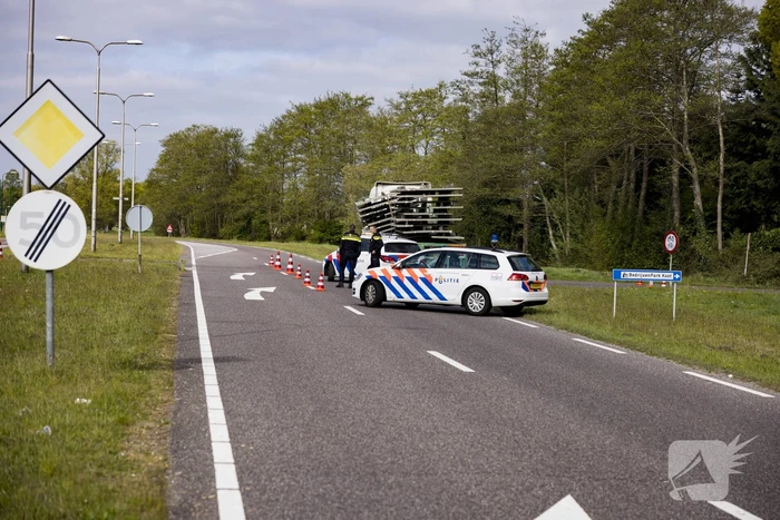 Vrachtwagen strand door vallende betonplaten