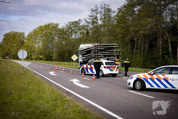 Vrachtwagen strand door vallende betonplaten