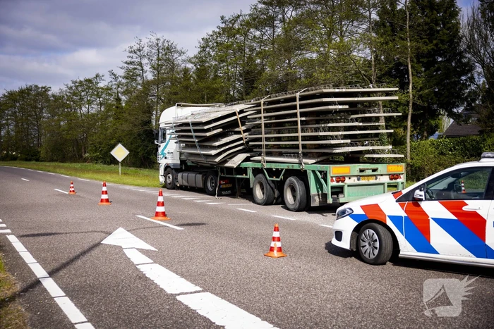 Vrachtwagen strand door vallende betonplaten