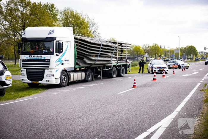 Vrachtwagen strand door vallende betonplaten