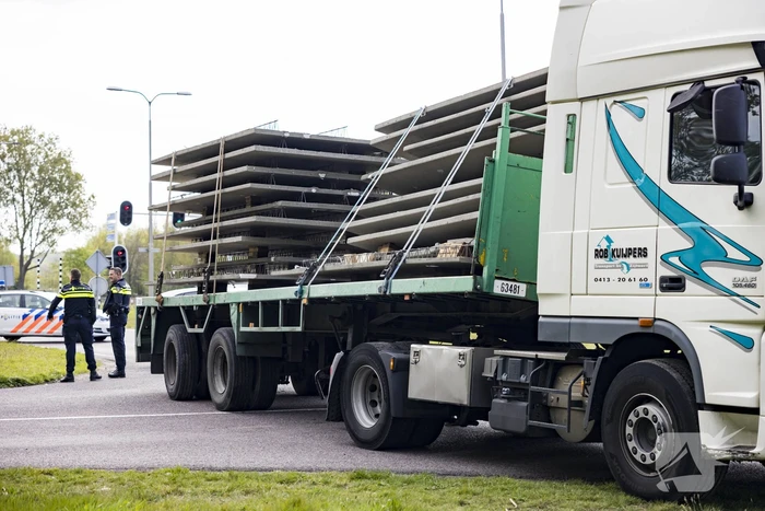 Vrachtwagen strand door vallende betonplaten