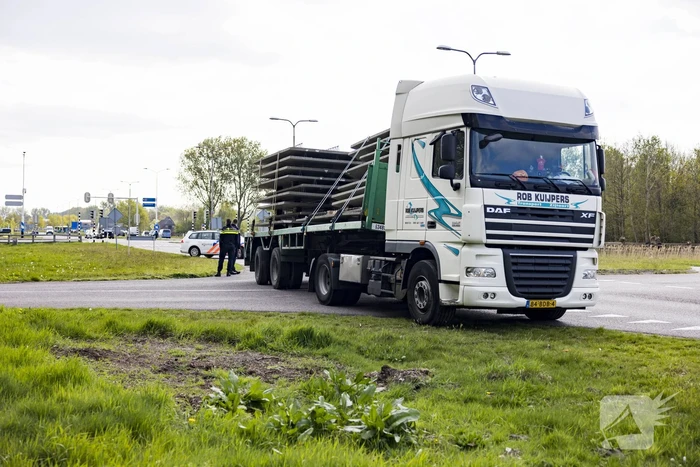 Vrachtwagen strand door vallende betonplaten
