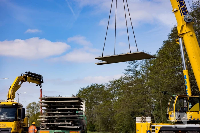 Vrachtwagen strand door vallende betonplaten