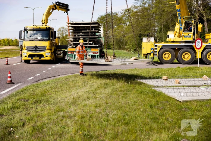 Vrachtwagen strand door vallende betonplaten