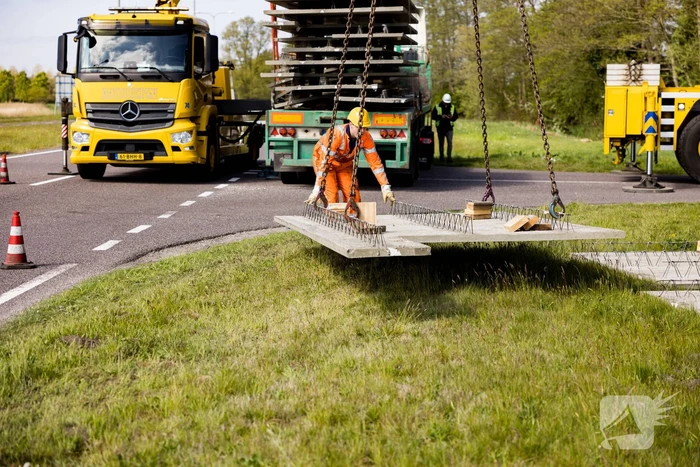 Vrachtwagen strand door vallende betonplaten