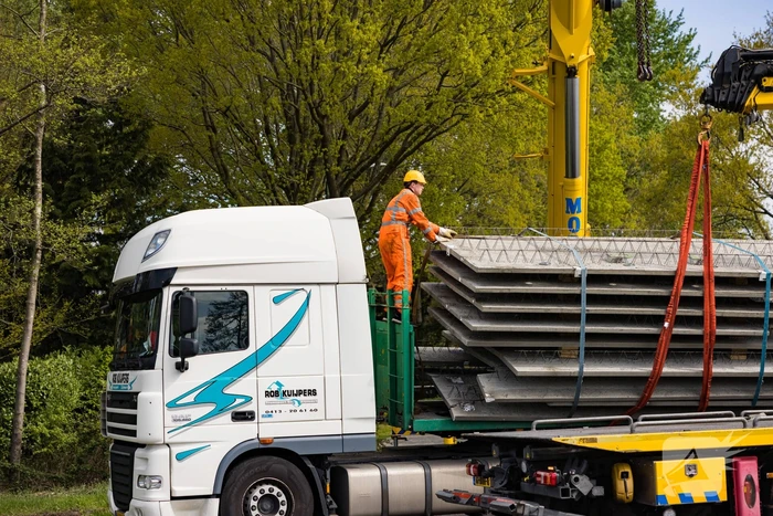 Vrachtwagen strand door vallende betonplaten
