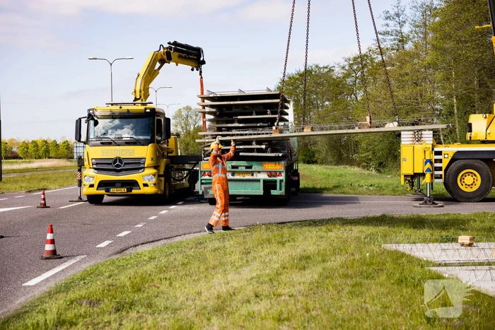 Vrachtwagen strand door vallende betonplaten