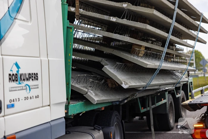 Vrachtwagen strand door vallende betonplaten
