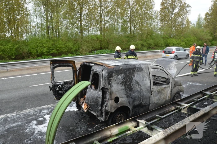 Bestelbus vliegt in brand tijdens testrit