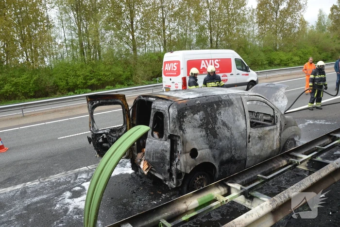 Bestelbus vliegt in brand tijdens testrit