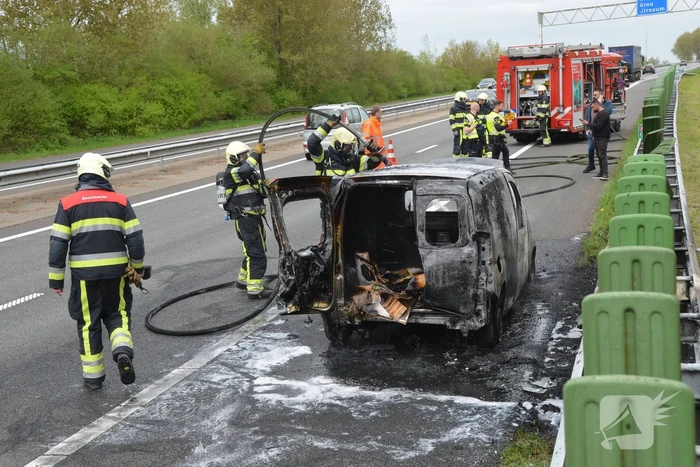 Bestelbus vliegt in brand tijdens testrit