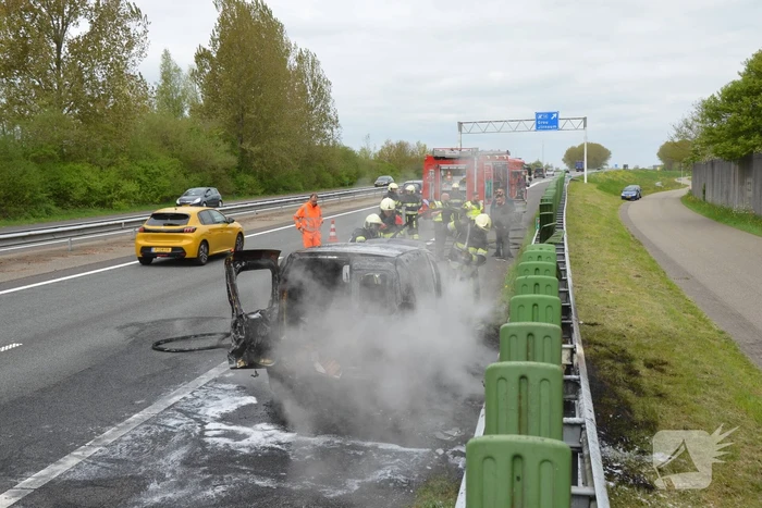 Bestelbus vliegt in brand tijdens testrit
