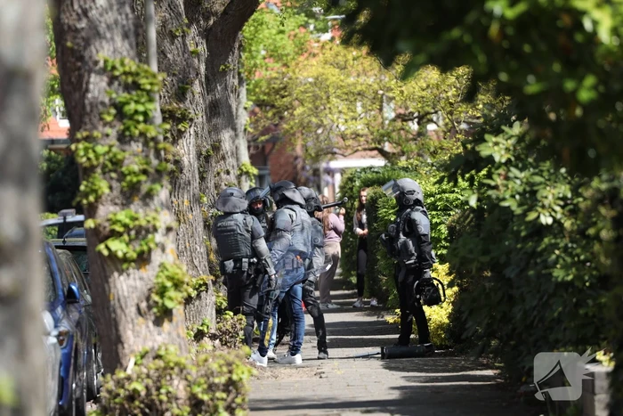 Grote politiemacht en arrestatieteam voor inval in woning