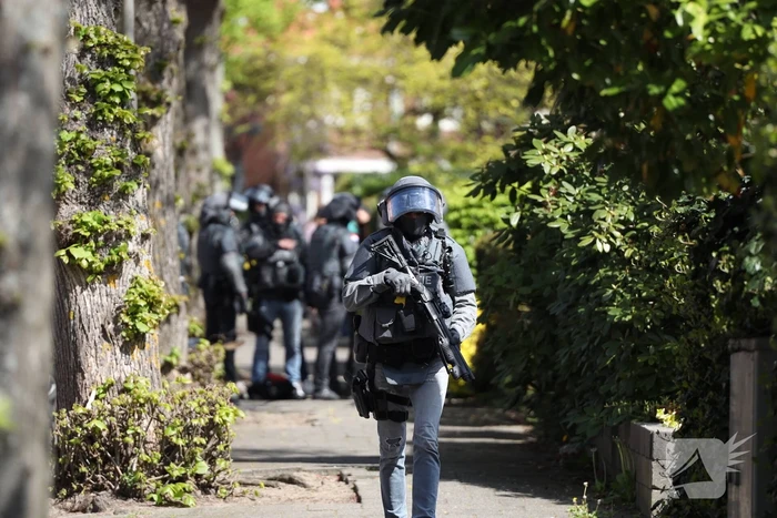 Grote politiemacht en arrestatieteam voor inval in woning