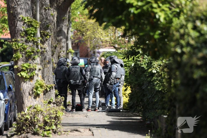 Grote politiemacht en arrestatieteam voor inval in woning
