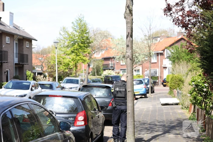 Grote politiemacht en arrestatieteam voor inval in woning