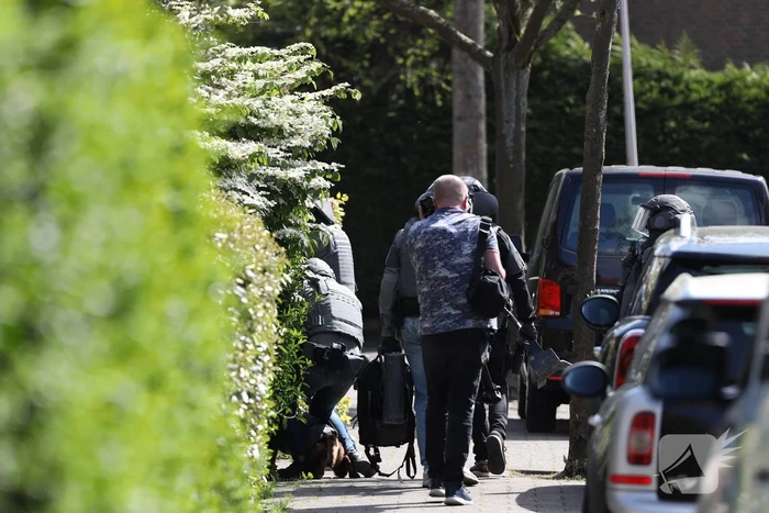 Grote politiemacht en arrestatieteam voor inval in woning
