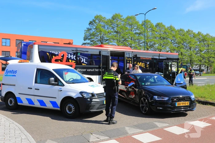 Streekbus en auto botsen op elkaar
