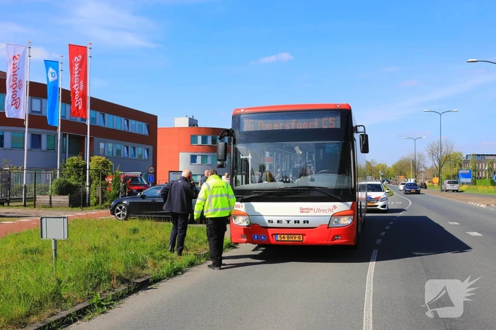 Streekbus en auto botsen op elkaar