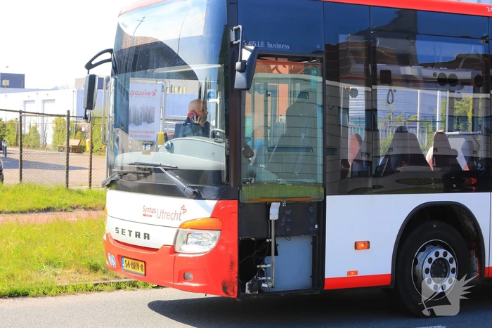 Streekbus en auto botsen op elkaar