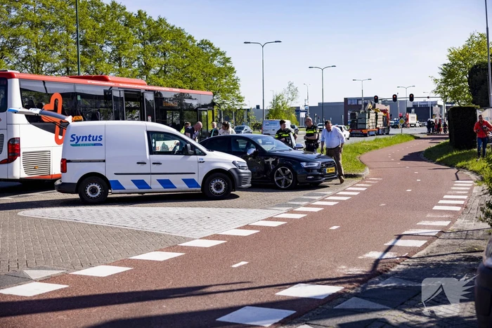 Streekbus en auto botsen op elkaar