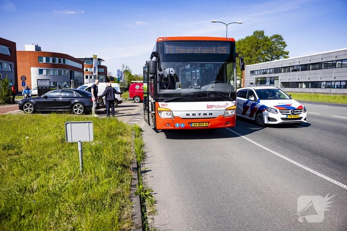 Streekbus en auto botsen op elkaar