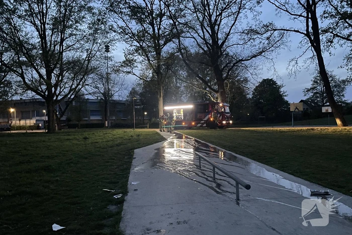 Brandweer blust brandende prullenbak