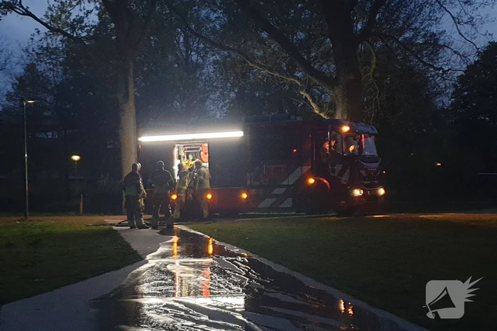 Brandweer blust brandende prullenbak