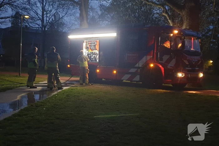Brandweer blust brandende prullenbak